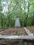 Здесь похоронена неизвестная женщина-красноармеец Приморской армии, погибшая в ноябре 1941г.