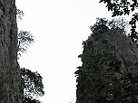 Высокая стена орогр. правого борта ущелья и узкая, более низкая, Бадем-кая слева