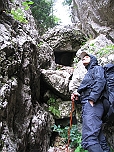 Каменный завал, образующий проход в виде щели-дыры