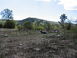 Поляны с развалинами в вершинной части Пятого утёса БКК. Вид на хребет Кизил-кая и Ай-Петринскую яйлу