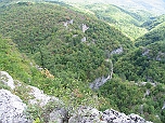 Вид на панорамные уступы и утёс Траписа, нависающий над поворотом БКК