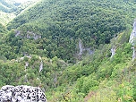 Вид на нижние ярусы мыса Трапис, нависающие над местом впадения Йохаган-су в БКК