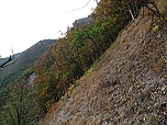 Подход под перевал Пания. Слева зелёная вершина Пания-кая, справа скалы южной оконечности Кизил-кая