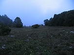 За перегибом небольшая котловинка с мутным озером (на фото не видно), позади которого тропа ныряет вниз в лес к Беш-текне. Начинается дождь, темнеет