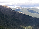 Хребет Баланын-каясы, верхняя часть: Джады-бурун и Стильская тропа вдоль газопровода
