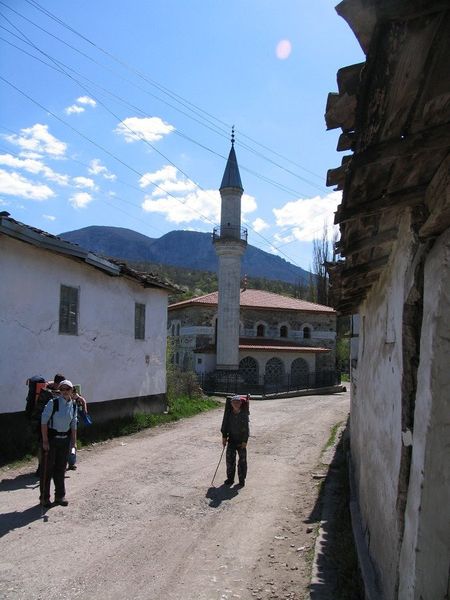 главная улица села и Юсуповская мечеть, май 2007 года
