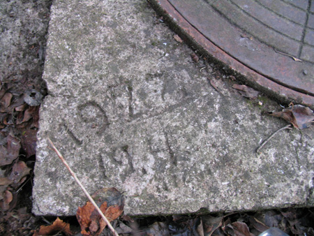 дата на бетоне колодца - 19 апреля 1927 года