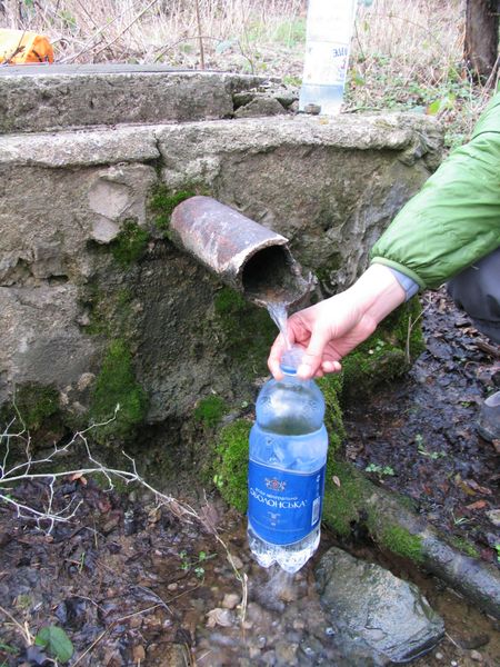 Алексей Кочкин (Misty) набирает воду из сбросовой трубы; 2 января 2012 года