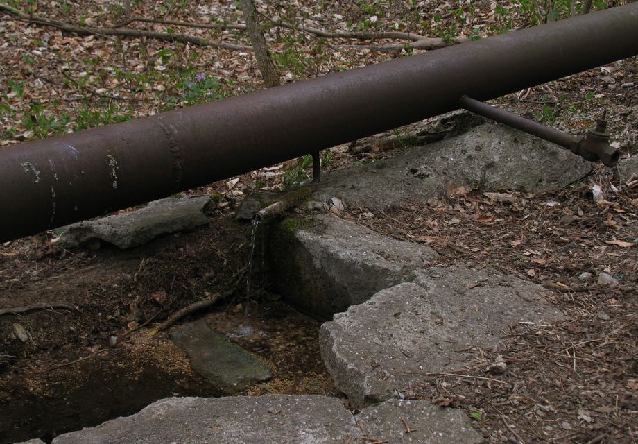 труба чуть ниже водозаборного домика, май 2006