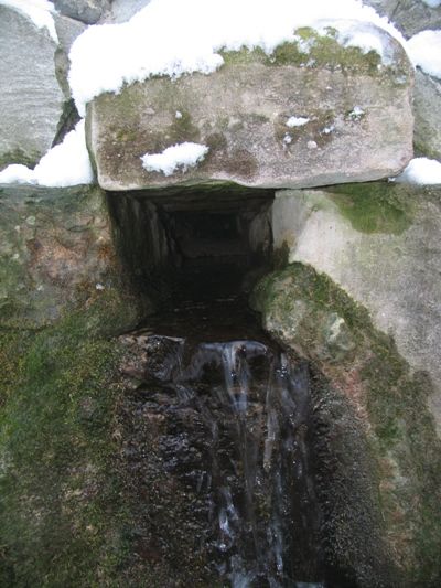 тоннель для подвода воды к фонтану