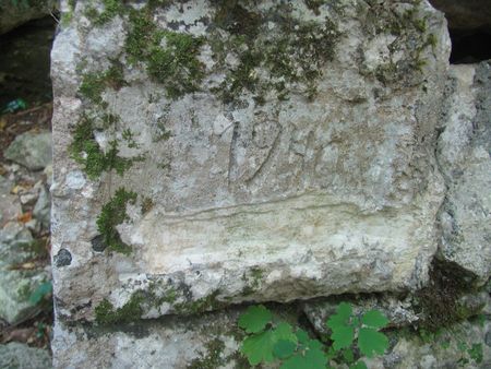 один из угловых камней каптажа с датой 1940 и еще какой-то сбитой