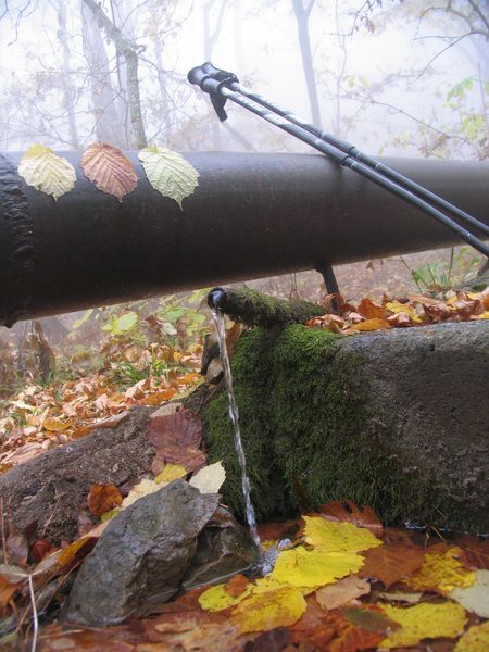 вода из патрубка на водопроводной трубе, ноябрь 2008
