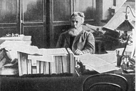 Владимир Афанасьевич Обручев в своем рабочем кабинете. Фото 1906-1911 гг.