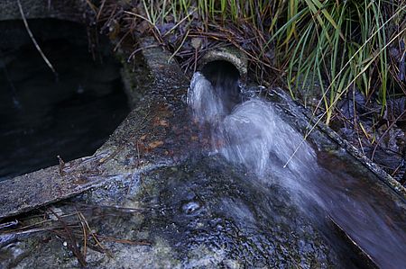 вода из сбросовой трубы Темиара
