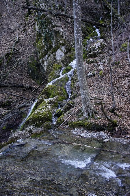 вид на обрыв водопада и каменный жёлоб  притока