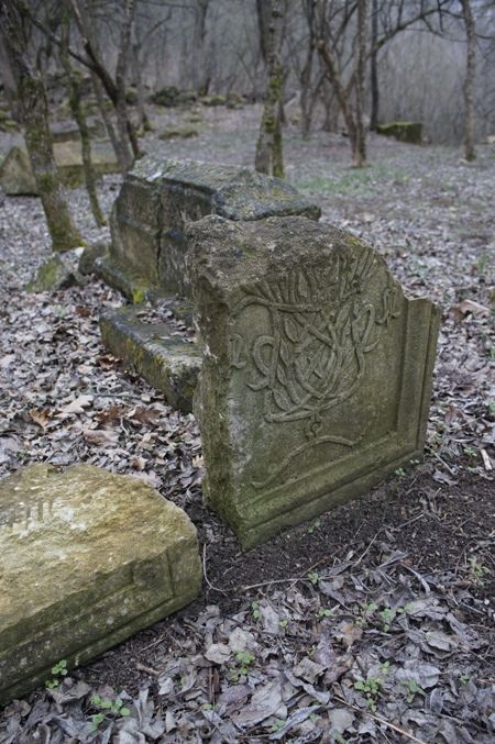 татарские надгробия вокруг развалин текие