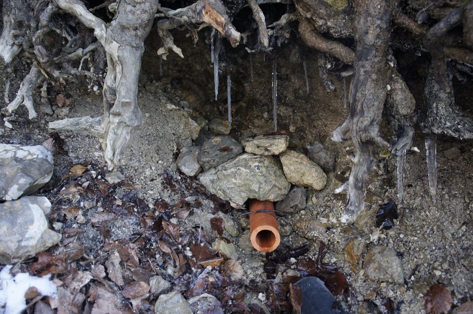 правый выход воды и оставленная труба в марте 2015