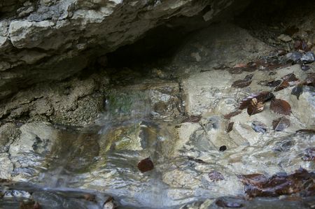 основной выход воды Кайрак-таш из-под камня