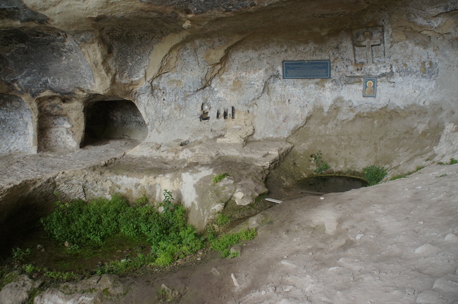 вид на источник Св. Анастасии, пещерную церковь и заросший старый выход воды