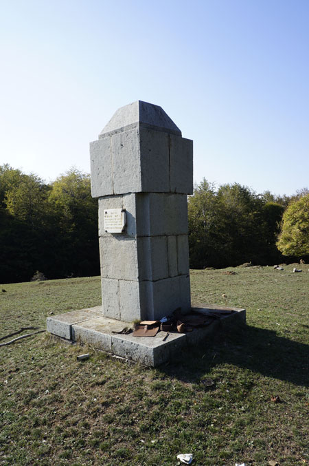 памятник в нижней части поляны Барлак-кош