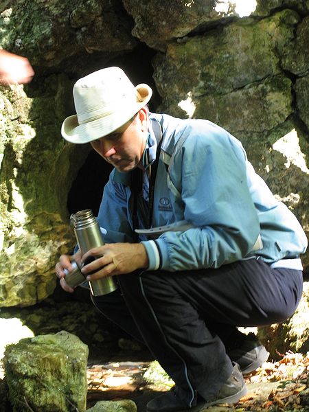 Юрий Езерский около пещеры источника Чобан-су-ат