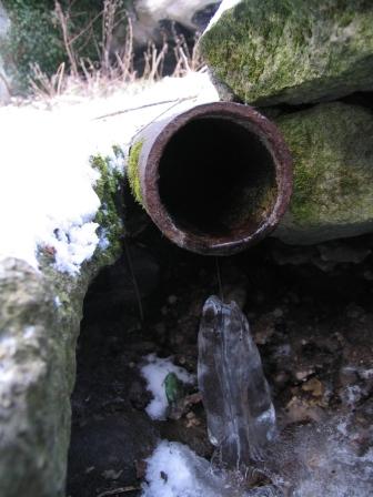 7 января 2009 г. - Ни одной капли за время наблюдения, но под трубой ледяной сталагмит