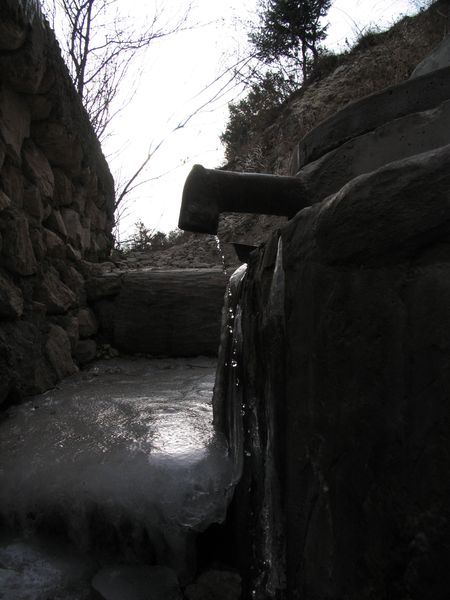 каптаж источника Кабарда-чешме, вид снизу сбоку