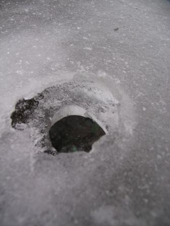 лунка в двойном слое льда