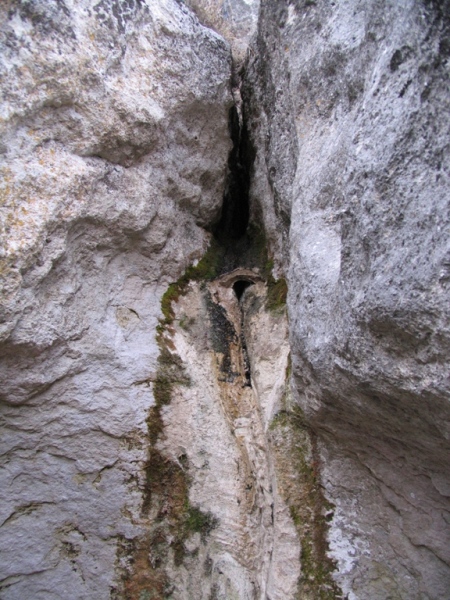 род. №1 - водоносная расщелина в материковой скале