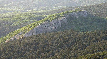 вид с яйлы на скалы возвышенности Хаплу-кая / Кипия