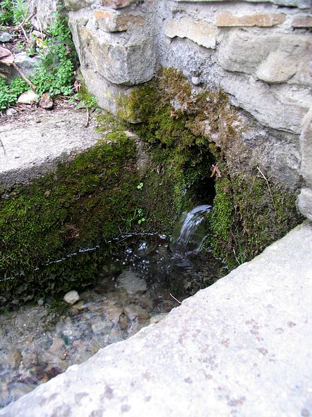 выход воды фонтана