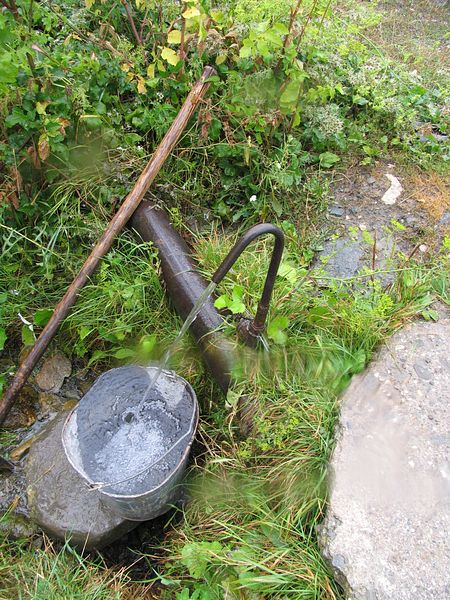 труба водопровода около насосной и кран для набора воды