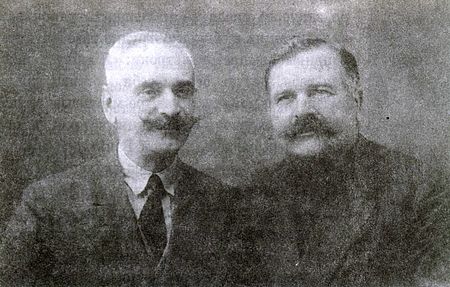 виноделы И.Н. Олтаржевский и С.А. Кашин (справа)