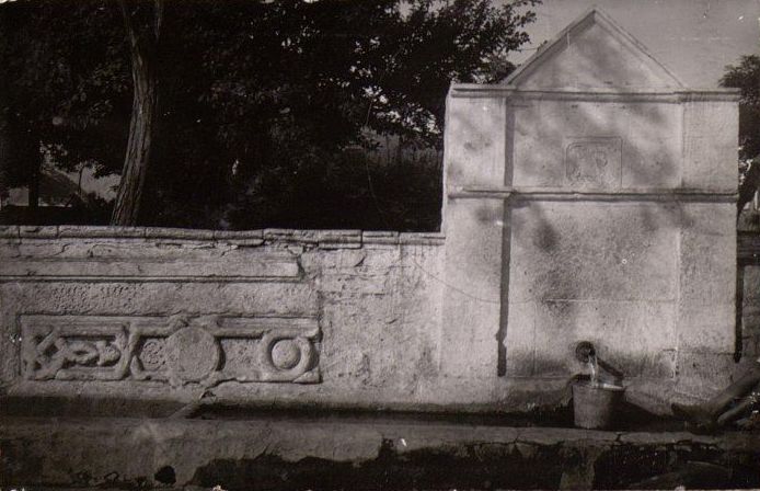 фото из коллекции проф. И.М. Саркизова-Серазини. Неизвестный фотограф. Старый генуэзский фонтан в Судаке.