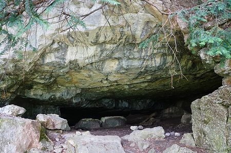 широкий вход в пещеру Давильча