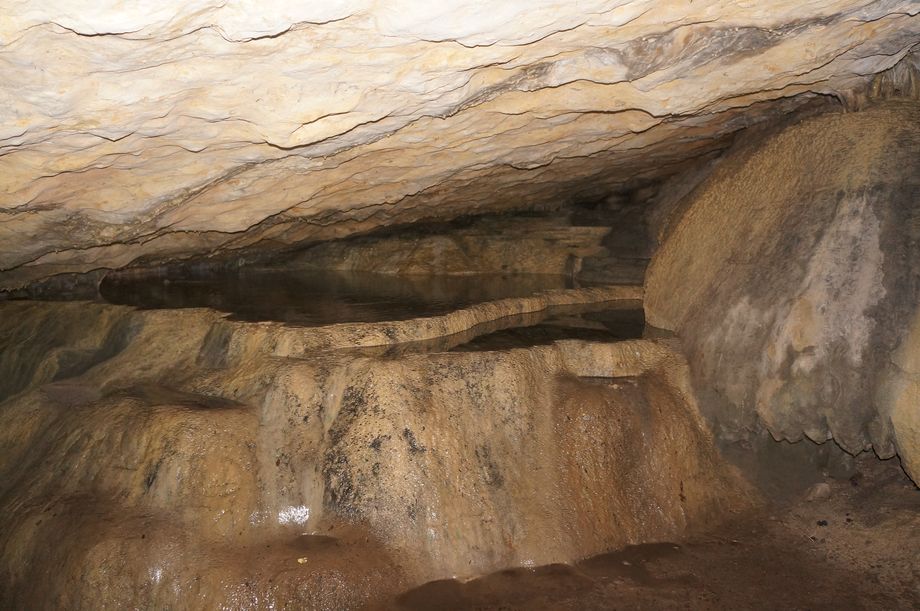 сталагмит, дальняя часть пещеры и каскад ванночек 