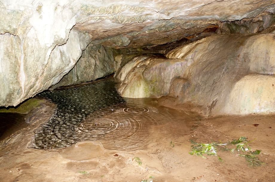 нижние ванночки с середине пещеры