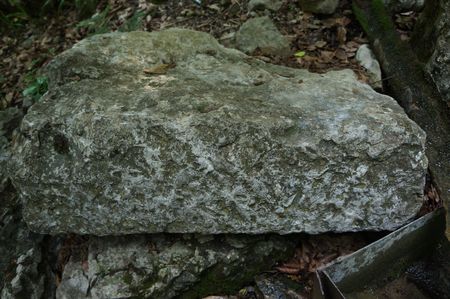 каменный блок фонтана со следами обработки