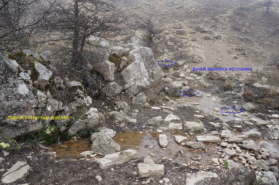 каменный уступ в русле левого притока Бай-су и пробивающаяся из него  струя воды 