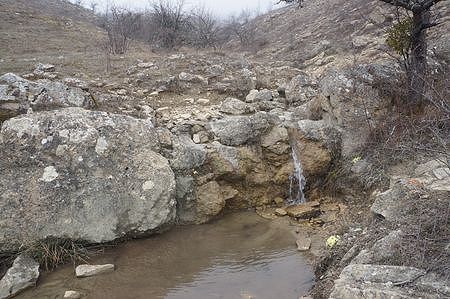 уступ и вода ручья верхнего родника Хотыр-хыр 