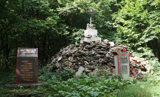 мемориал Курган-могила на перевале Верхний Шелен