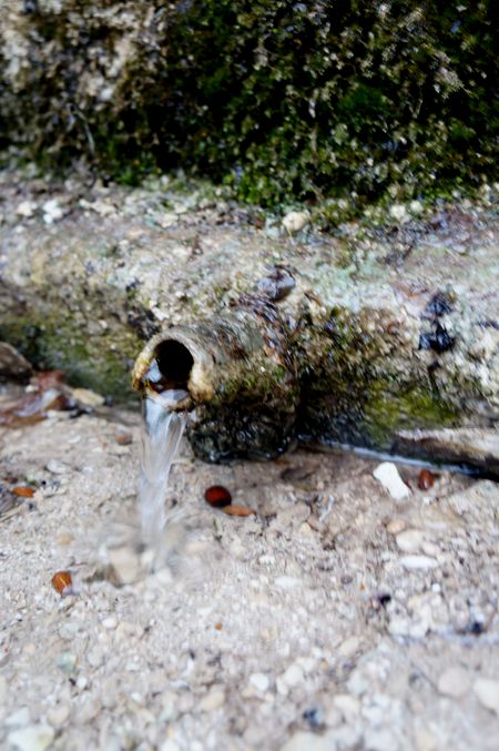 вода из трубы полуразрушенного фонтана