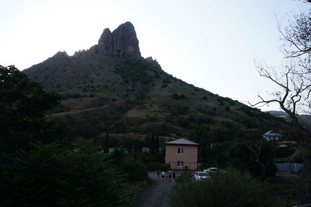 скалы Дандан-хая напротив фонтана на правом борту долины Ай-Серез