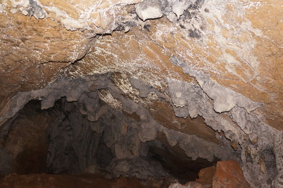 обильный конденсат в средней части пещеры