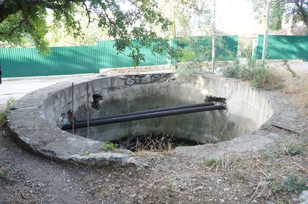 улица Гагарина и каменно-бетонный резервуар для воды из родника
