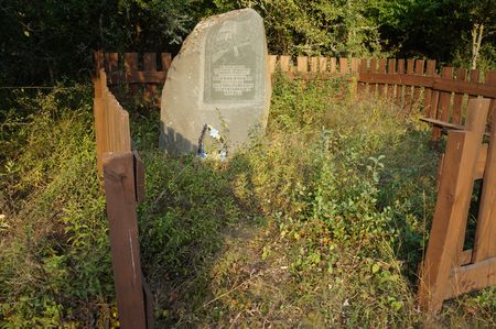 памятник в честь Бахчисарайского партизанского отряда на краю поляны Горошник
