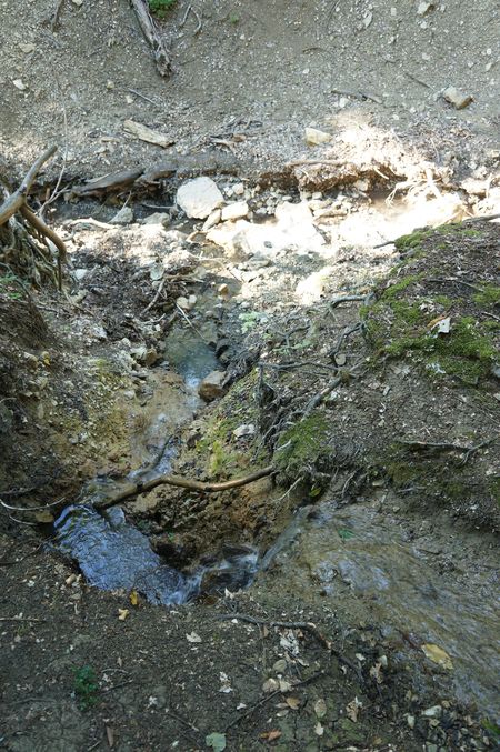 мини-водопад ручей родникового ручья перед впадением в основной овраг