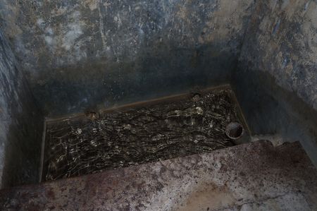 отвод воды из приемной камеры и сбросовая труба