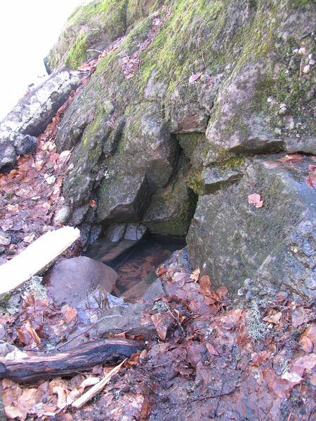 выход воды из трещины в скале