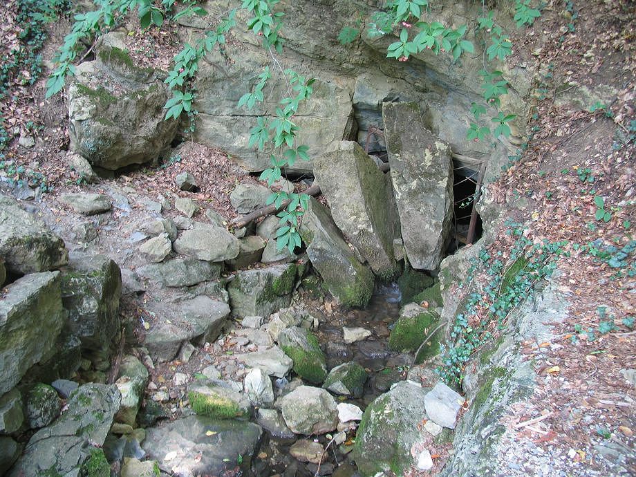 пещера-источник Врис в августе 2018 г.